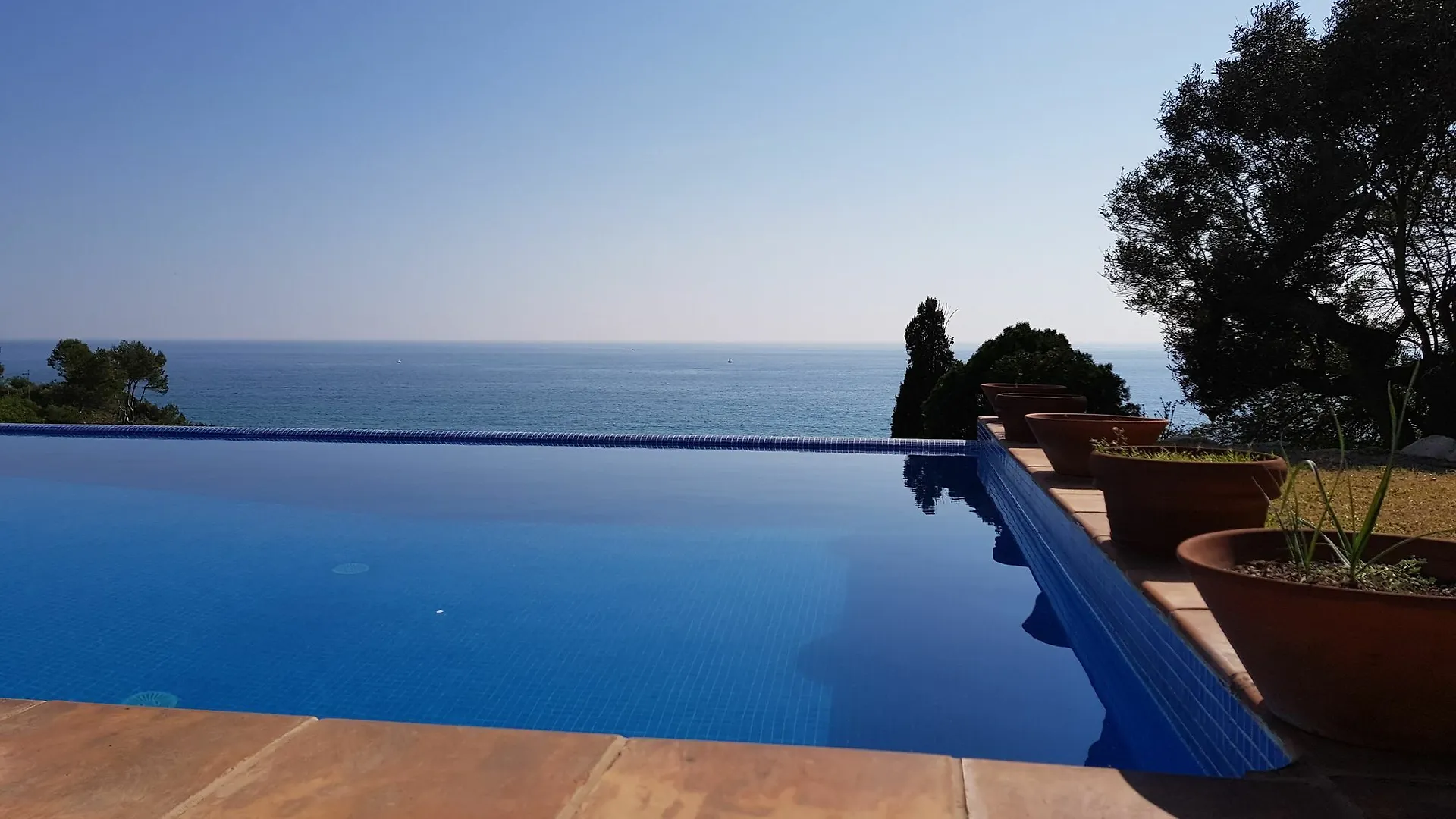 Guests' Suite Of Villa Tamarit Hotel